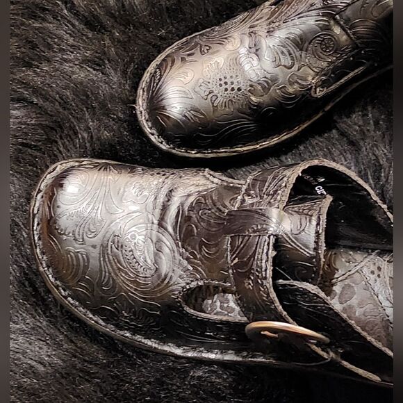 Born Concept Black Leather Buckle Mules Size 7M Etched Paisley Design - Picture 3 of 10
